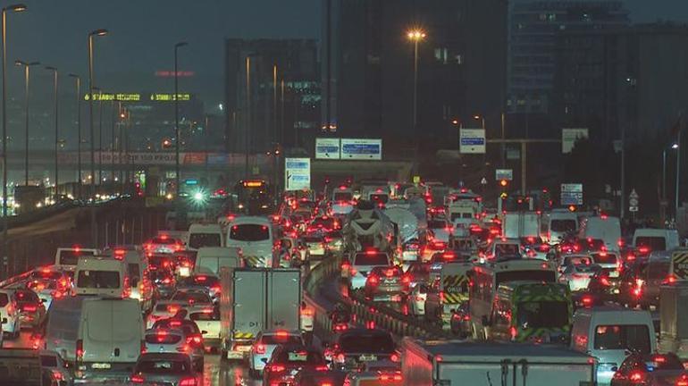 İstanbulda yağmur etkisi Trafik durma noktasına geldi