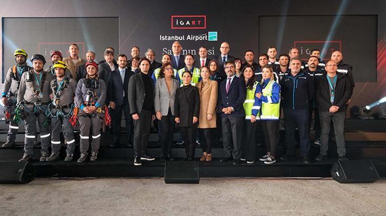Bakan Ersoy Sayanın Sesi sergisine katıldı
