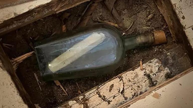 135 yıllık mesajı tesisatçı buldu Parkenin altında çıkan şişeye bunu yaptılar