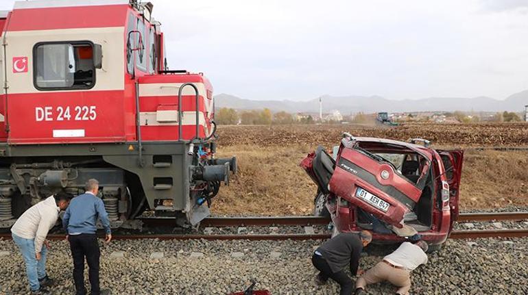 Tren, hafif ticari araca çarptı 1 kişi hayatını kaybetti