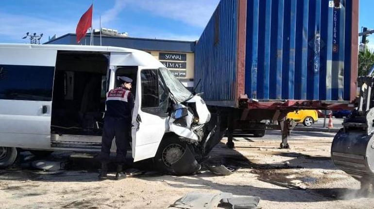 İzmir’de feci kaza 1’i ağır 6 cezaevi personeli yaralı