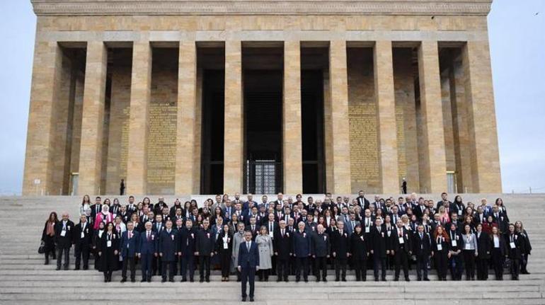 Milli Eğitim Bakanı Özer, öğretmenlerle Anıtkabiri ziyaret etti