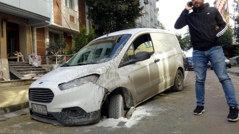 Avcılarda yol çöktü, sürücü yaralandı