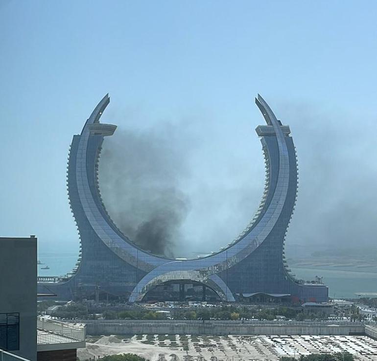 Katarda taraftarların kaldığı bölgede yangın Dumanlar gökyüzünü kapladı