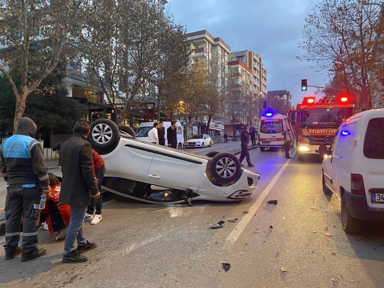 Yer: İstanbul Park halindeki iki araca çarptı... Gazetecilere tepki: Çekmeyin