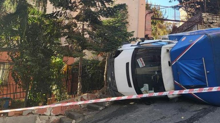 Beyoğlu’nda devrilen kamyonetin altında kalmaktan son anda kurtuldu