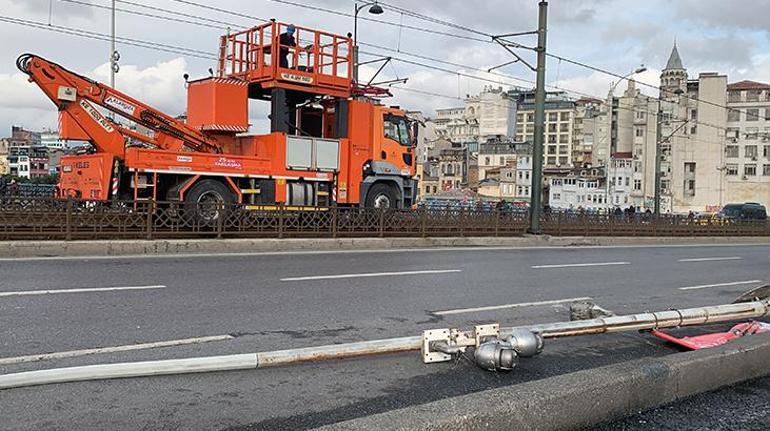Galata Köprüsünde aydınlatma direği devrildi Tramvay seferleri aksadı