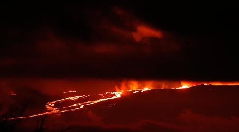 38 yıl sonra tekrar patlayan Mauna Loa Yanardağı havadan görüntülendi