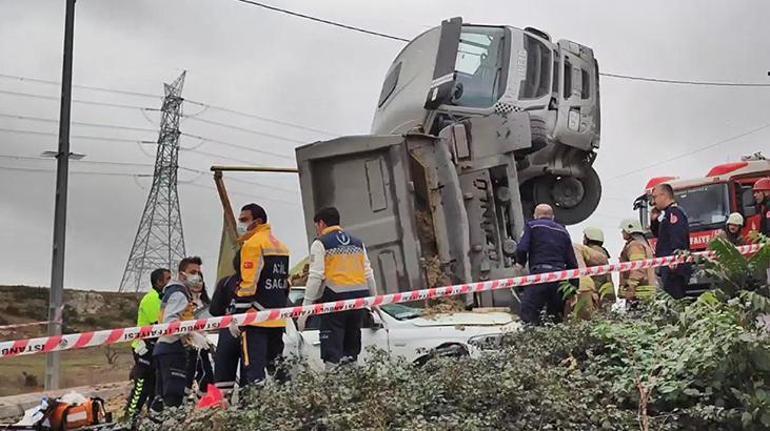 Başakşehirde kamyon otomobilin üstüne devrildi