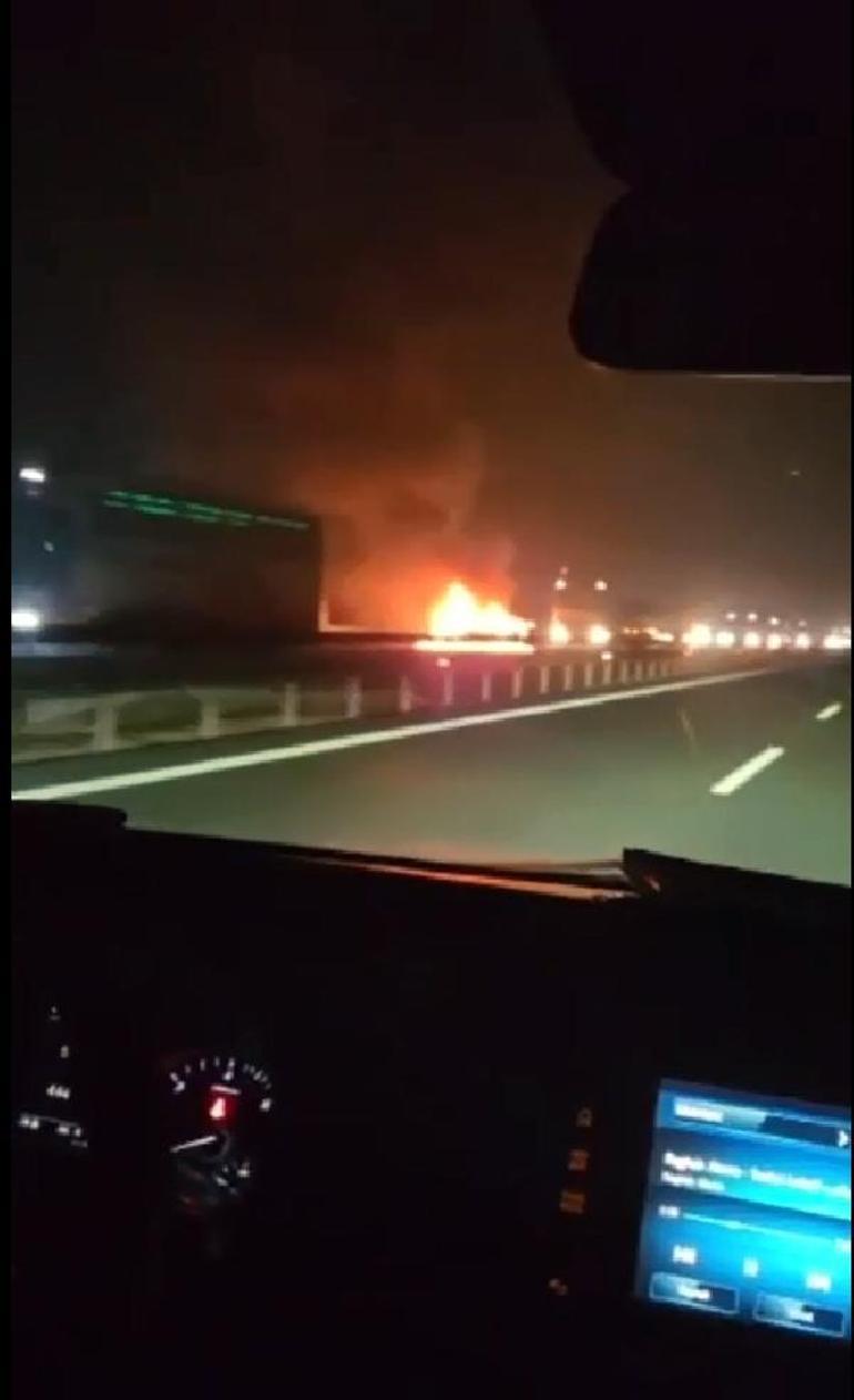 Ankarada otomobil bariyere çarpıp alev aldı: 3 ölü, 1 yaralı