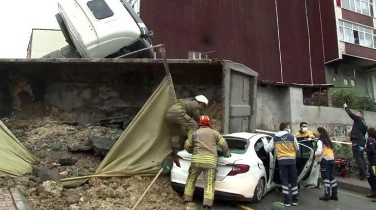 Başakşehirde kamyon otomobilin üstüne devrildi