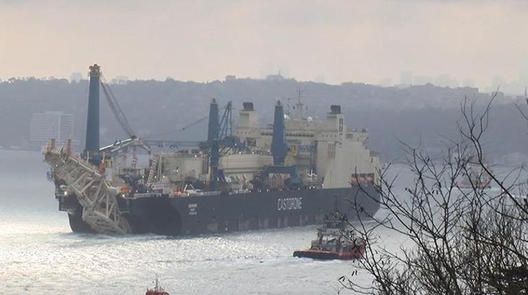 İstanbulda dev gemi Boğaz, gemi geçişlerine kapatıldı