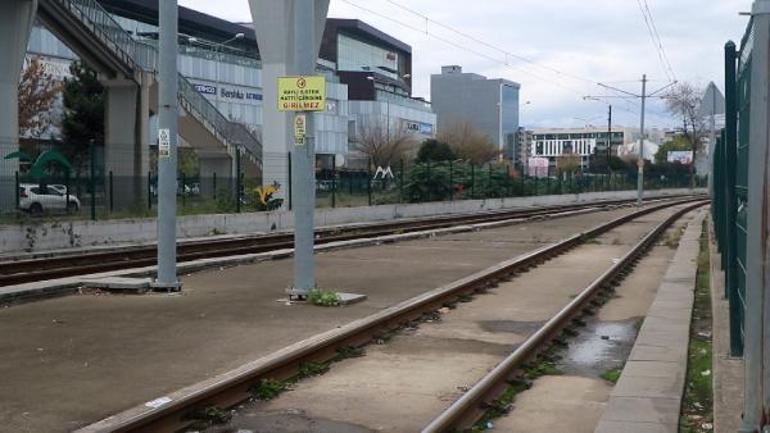 Raylarda hareketsiz yatan kişiye tramvay çarptı Kesin ölüm nedeni araştırılıyor