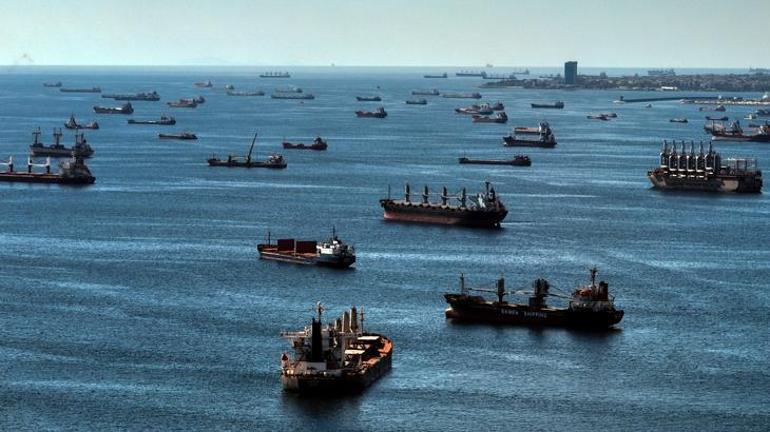 Petrol tankerleri, İstanbul Boğazı açıklarında sıraya girdi