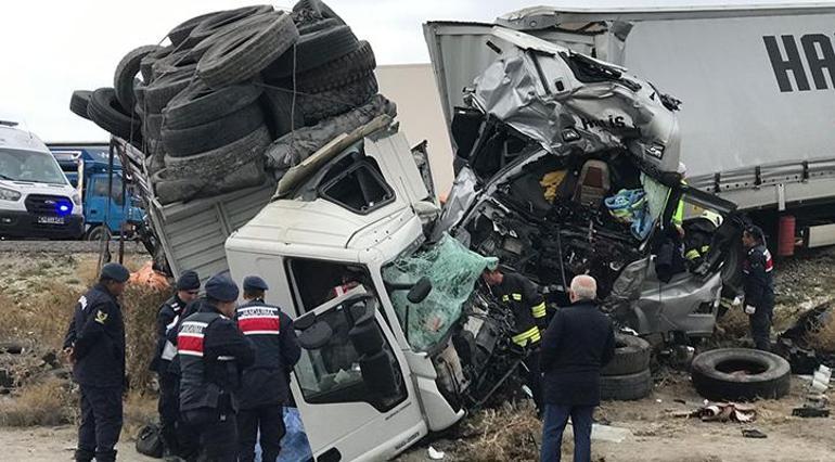 Konyada feci kaza TIR ile kamyon çarpıştı, 2 kişi hayatını kaybetti