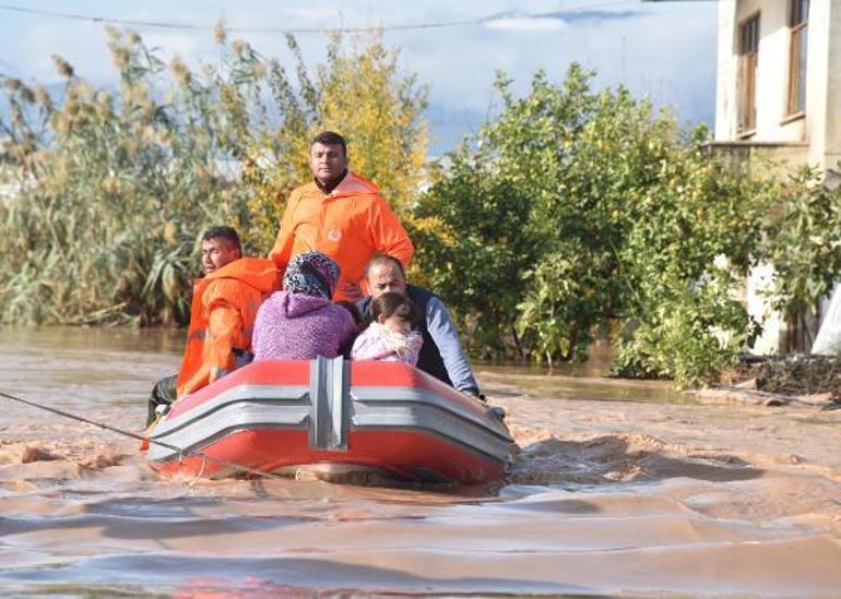 Antalya’nın iki ilçesinde sel felaketi Evlerinizden çıkmayın uyarısı