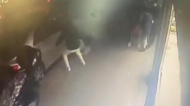 Sokak ortasında dehşet Husumetlisini çocuklu ailenin gözü önünde vurdu