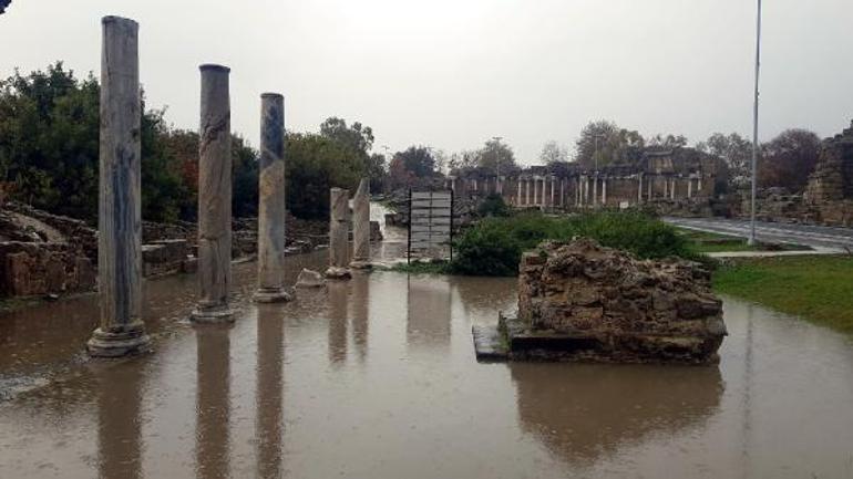 Şiddetli yağışta Side Antik Kentini su bastı