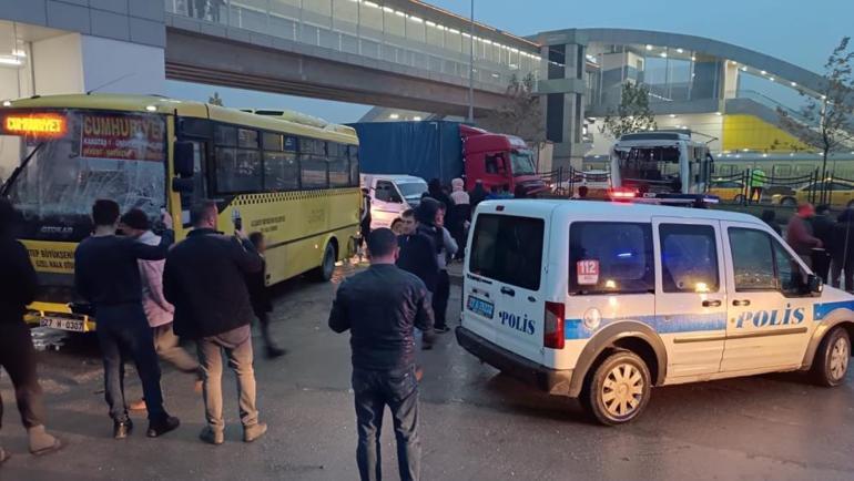 Zonguldakta öğrencileri taşıyan servis devrildi: 1 ölü, 19 yaralı