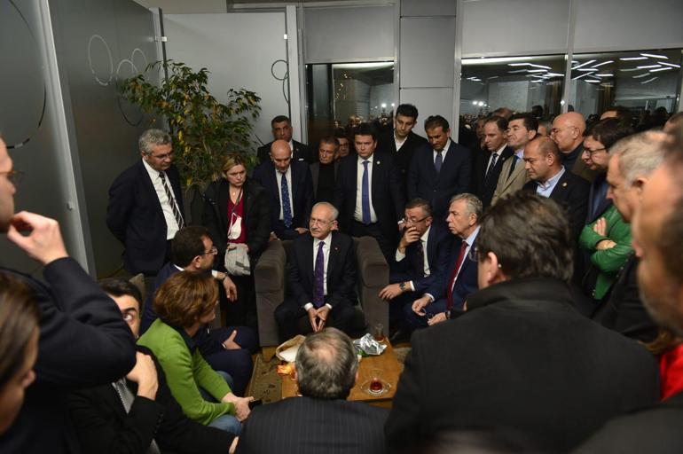Almanyadan dönen Kılıçdaroğlunu İmamoğlu karşıladı