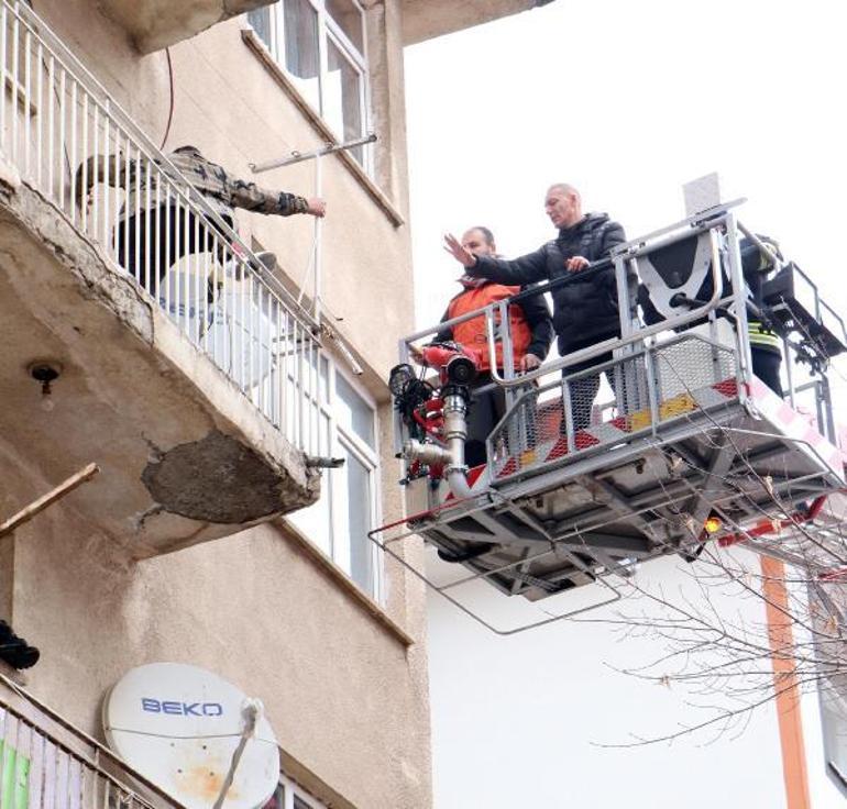 Polisi gördü, alt katın balkonuna atladı Ne yaptıysa kaçamadı