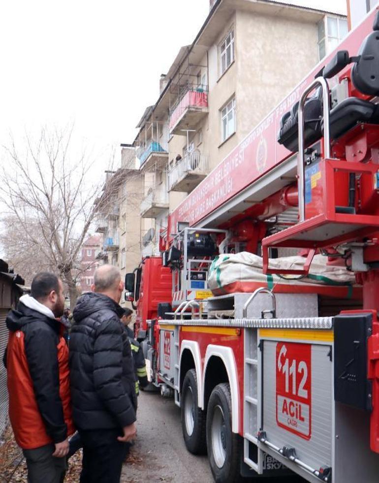 Polisi gördü, alt katın balkonuna atladı Ne yaptıysa kaçamadı