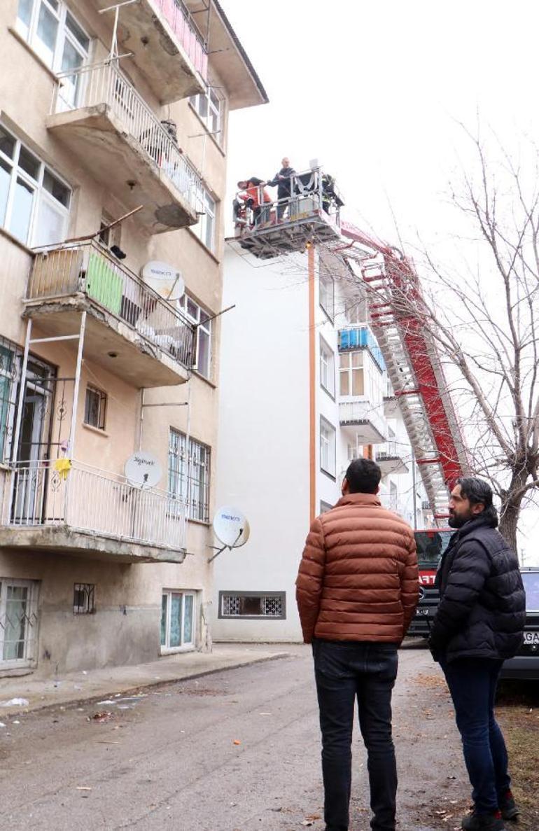 Polisi gördü, alt katın balkonuna atladı Ne yaptıysa kaçamadı