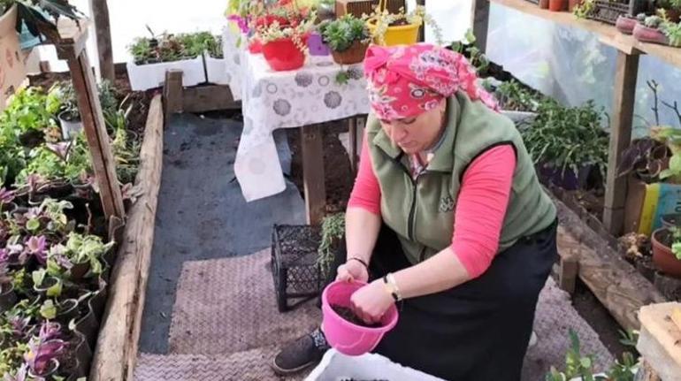 Fedakar Anne Evinin Bahçesinde ürettiği çiçeklerini Satarak Kızını ...