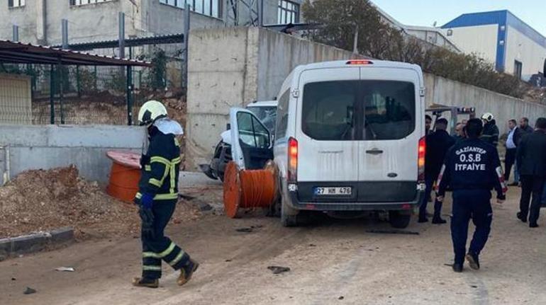 İşçi servisi, köpeklere çarpmamak için kamyonete çarptı Ölü ve yaralılar var