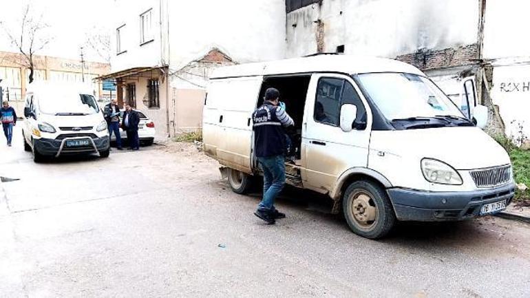 Girdiği minibüste mahsur kaldı, polis kurtardı