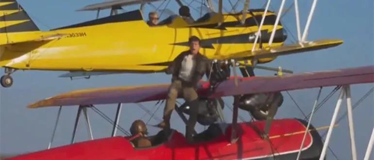 Tom Cruise uçaktan atlarken hayranlarına teşekkür videosu çekti