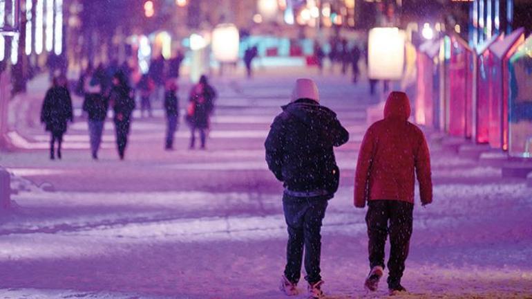 Kanadada 10 yılda bir görülen kar fırtınası başladı