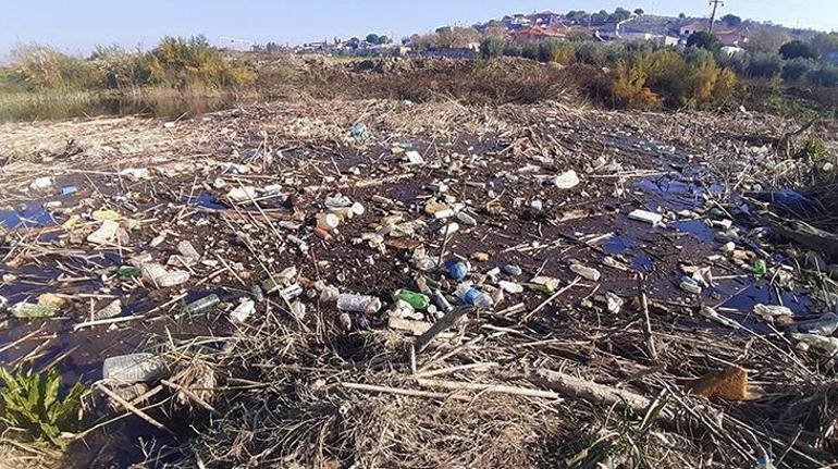 Büyük Menderes Nehri çöplüğe döndü Suyun rengi siyaha büründü