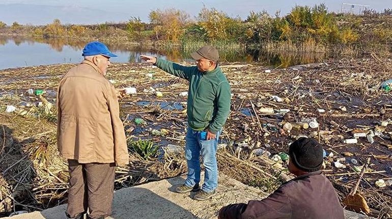 Büyük Menderes Nehri çöplüğe döndü Suyun rengi siyaha büründü