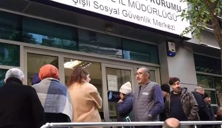 SGK önünde son gün yoğunluğu EYTliler zamsız borçlanma için sıraya girdi