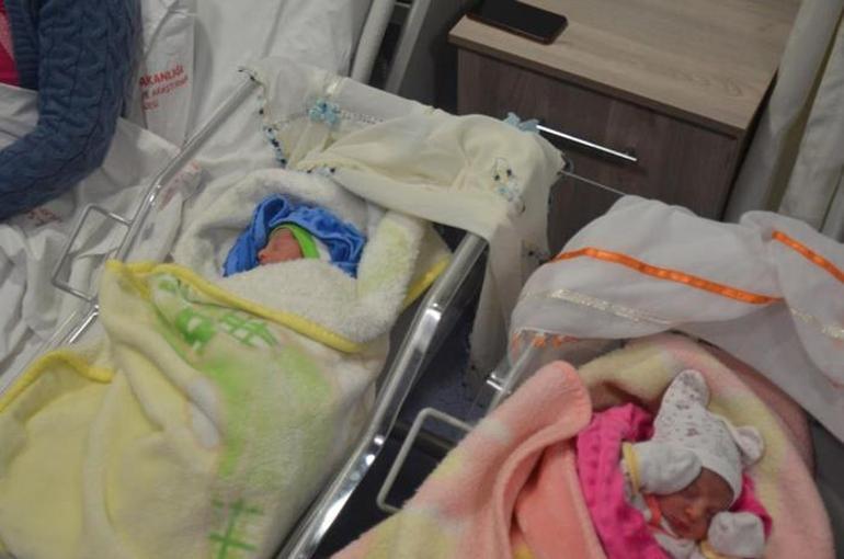 2023ün ilk bebekleri dünyaya geldi Bakan Koca ziyaret etti
