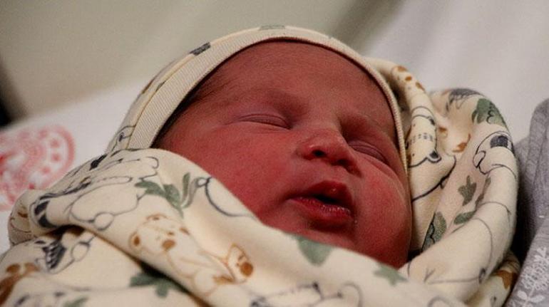 2023ün ilk bebekleri dünyaya geldi Bakan Koca ziyaret etti