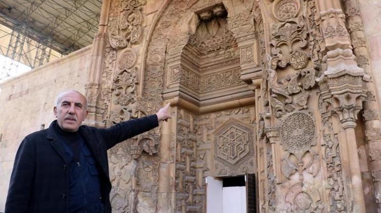 Tam 1 buçuk saat sürüyor Kapıyı gören yüzlerce kişi gözyaşlarına boğuldu