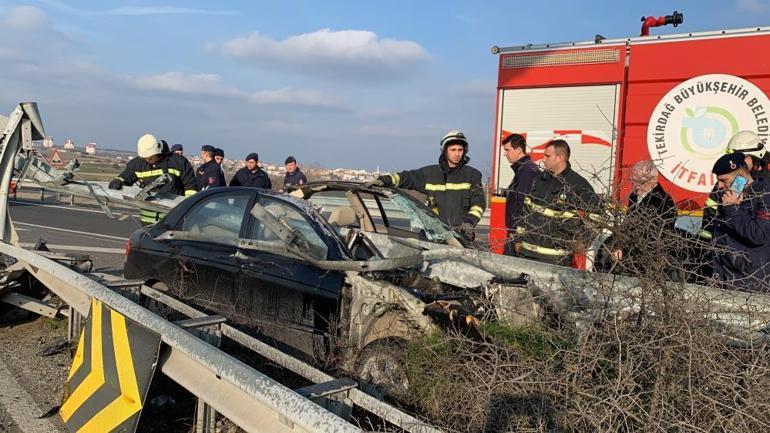 Tekirdağda feci kaza: Otomobil bariyerlere ok gibi saplandı