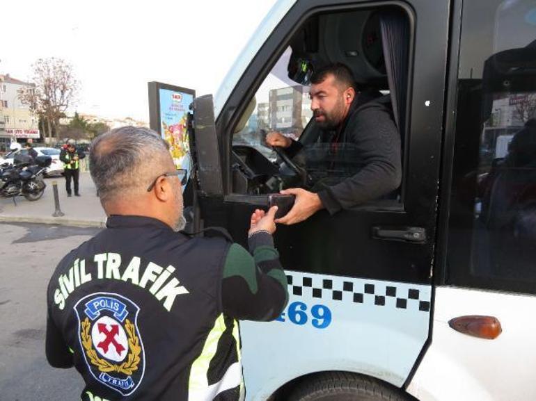 Kadıköyde polis yolcu gibi minibüse bindi şoförlere ceza yazdı