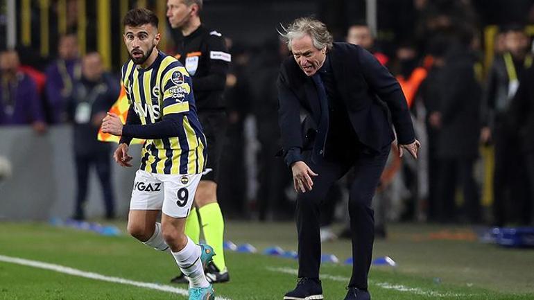 Galatasaray derbisinde Fenerbahçenin yıldızına taraftardan tepki Nasıl tahammül edebildin