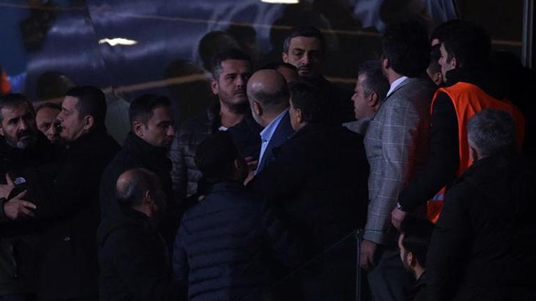 Başakşehir - Adana Demirspor maçında yüksek tansiyon: Okaka çılgına döndü Protokol tribünü karıştı