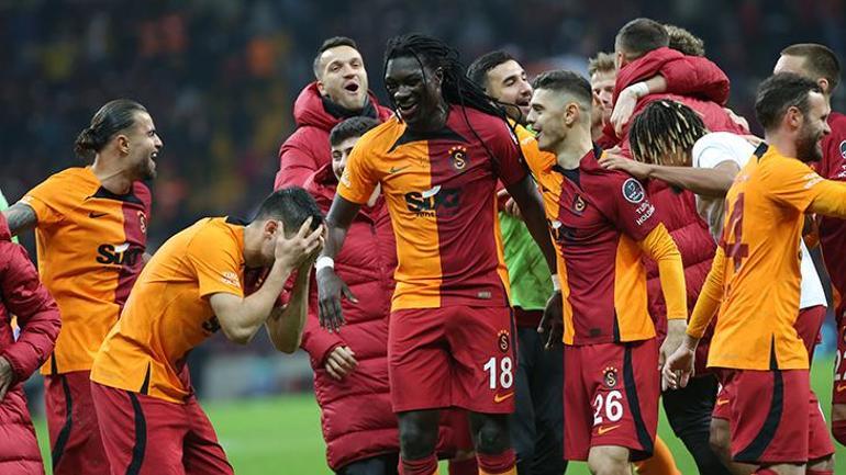 Galatasarayda gece yarısı transfer zirvesi Erden Timurdan 3 yıldız sözü