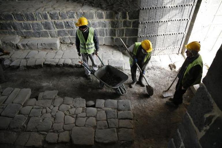 Diyarbakır’da restorasyon çalışmalarında 1700 yıllık taş döşeme ortaya çıktı