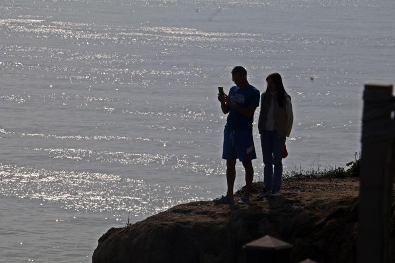 Turist çiftin uçurum kenarındaki romantizmi yürekleri ağza getirdi