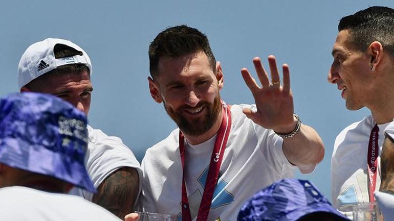 Lionel Messi imzayı atıyor Anlaşma sağlandı
