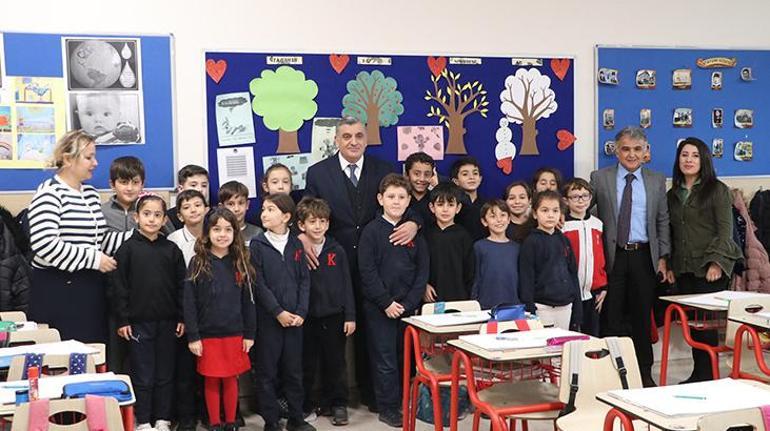 Dondurma çubuklarından yaptığı resim çerçevesini Emine Erdoğan’a gönderdi