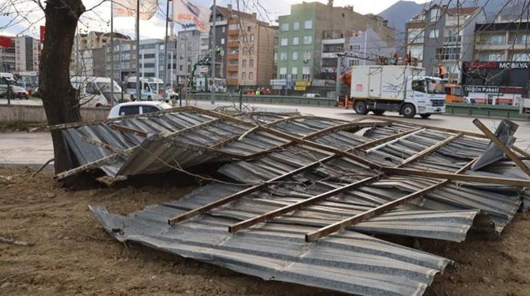 Bursada metro hattına çatı uçtu Ekipler seferber oldu