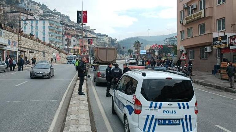 Eşiyle el ele ölüme gitti Hafriyat kamyonunun altında feci ölüm