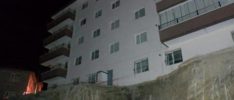 İnşaat kazısında apartmanın duvarı çöktü 19 daire tahliye edildi